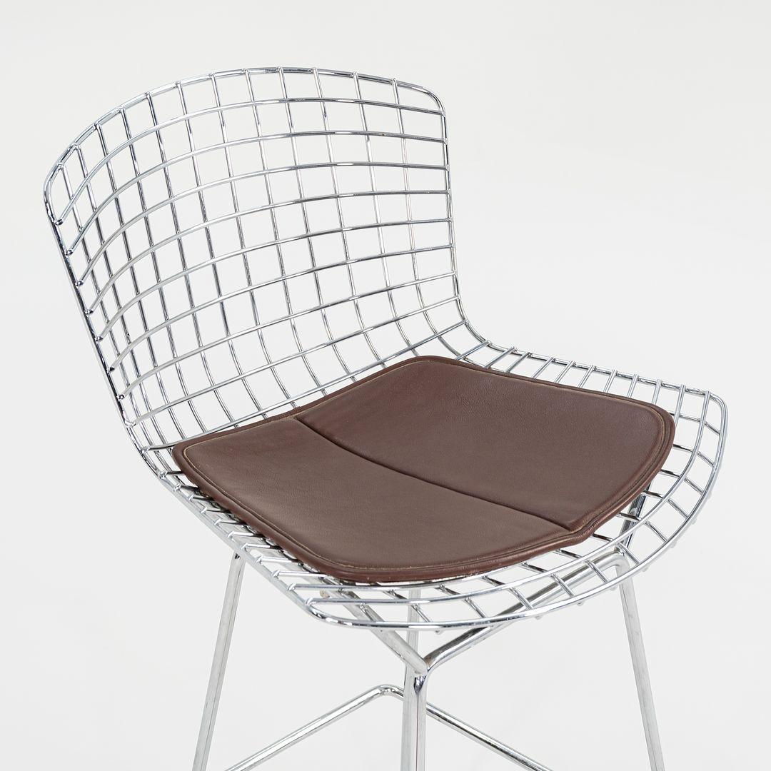 C. 2009 Harry Bertoia para Knoll Taburetes de bar cromados con cojines de cuero marrón Acero en venta