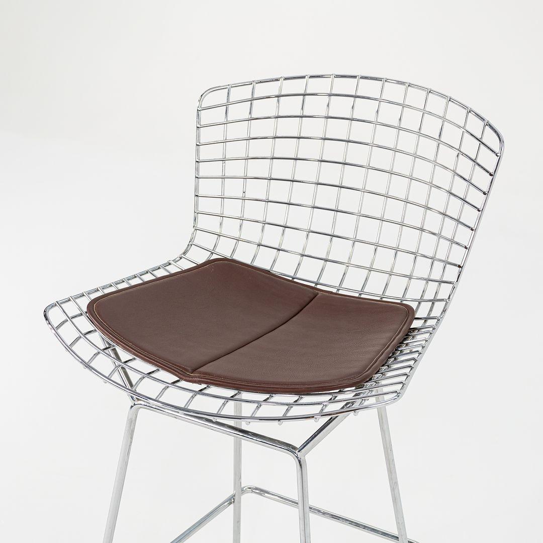 C. 2009 Harry Bertoia para Knoll Taburetes de bar cromados con cojines de cuero marrón en venta 1