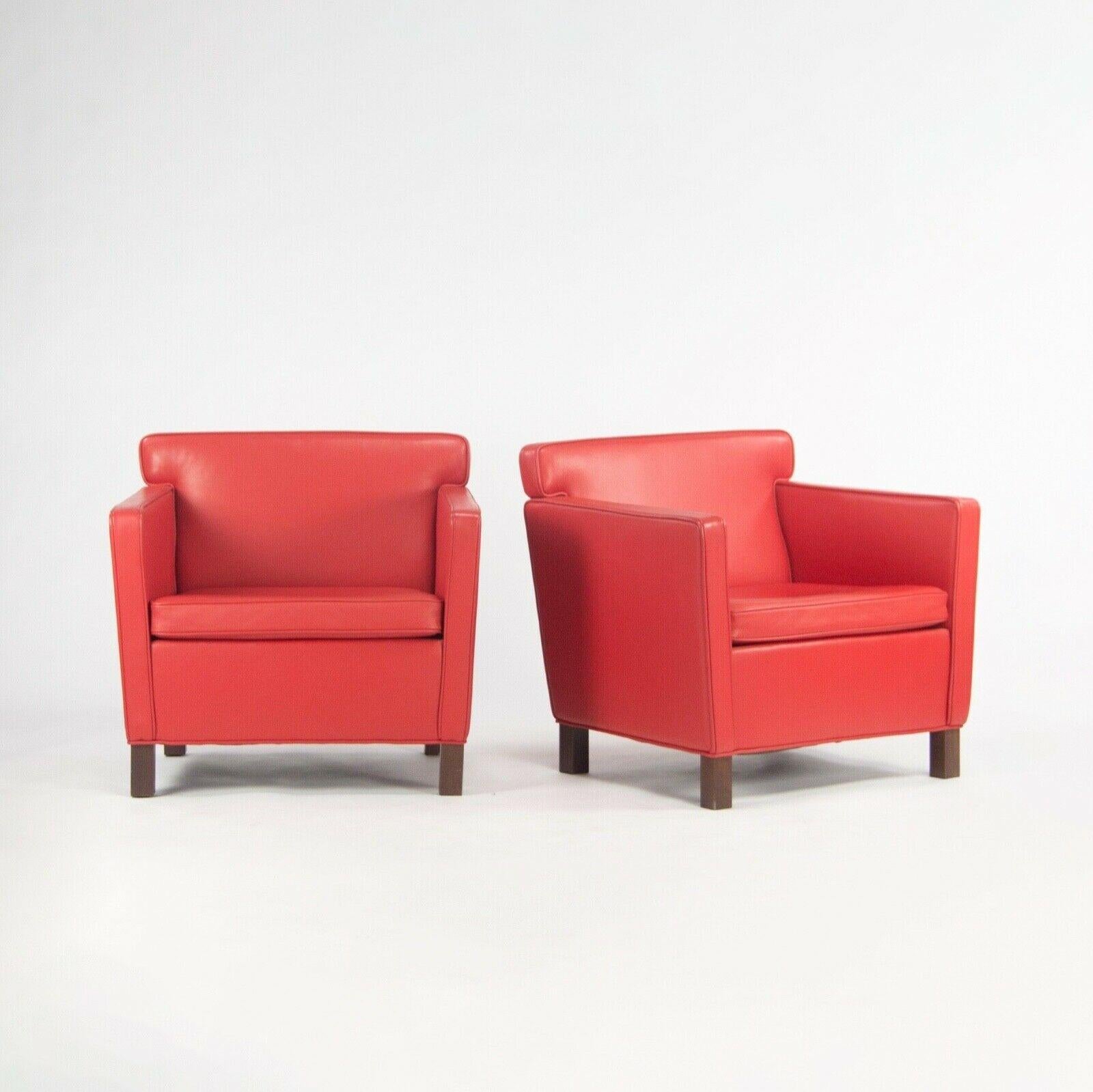 Zum Verkauf steht ein Paar Krefeld Lounge Chairs, hergestellt von Knoll und entworfen von Mies Van Der Rohe. Diese Stühle wurden mit rotem Leder bezogen und haben ebenfalls Beine aus dunklem Walnussholz. Der Zustand ist ausgezeichnet mit einigen