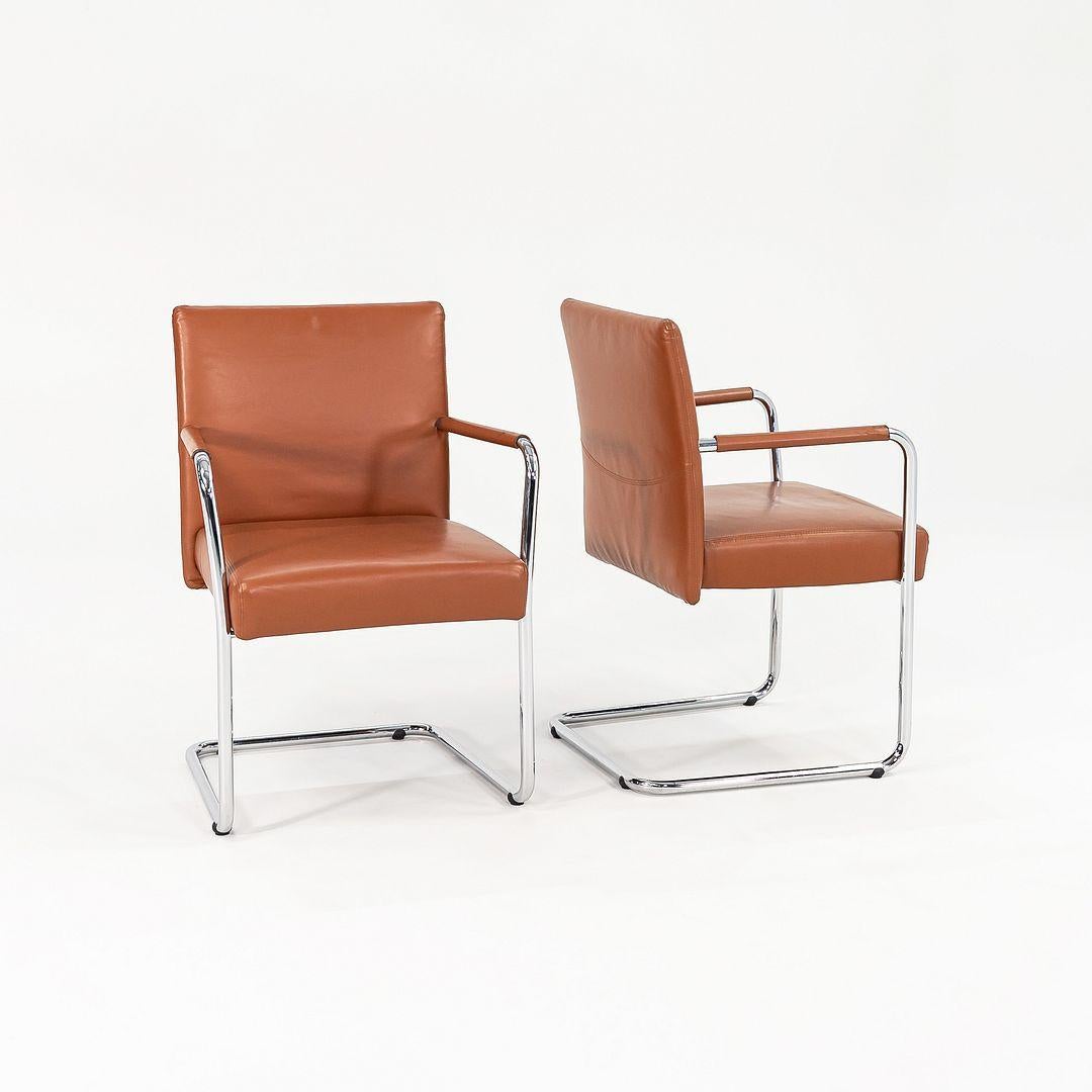 Il s'agit d'une paire de chaises coulissantes en cuir cognac, conçues par Paul Brayton. Ces pièces particulières ont été produites par Brayton International aux États-Unis C.C. 2010. Ils sont dotés d'un cadre tubulaire chromé et sont revêtus d'un