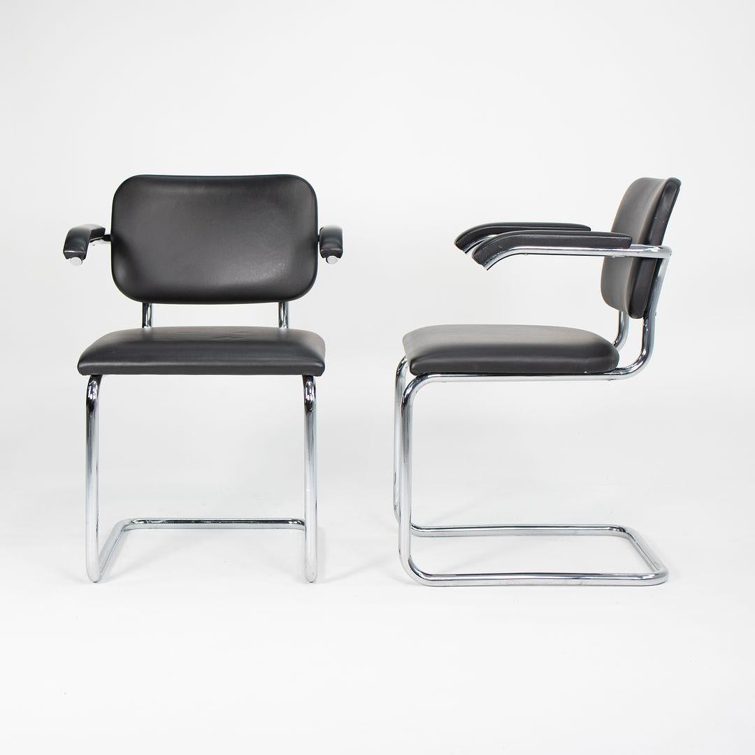 Il s'agit d'une paire de fauteuils Cesca, modèle 50A, conçus à l'origine par Marcel Breuer en 1928. Le prix indiqué comprend la paire de chaises. Ces exemplaires ont été fabriqués par Knoll vers 2010. Le design se caractérise par une base tubulaire