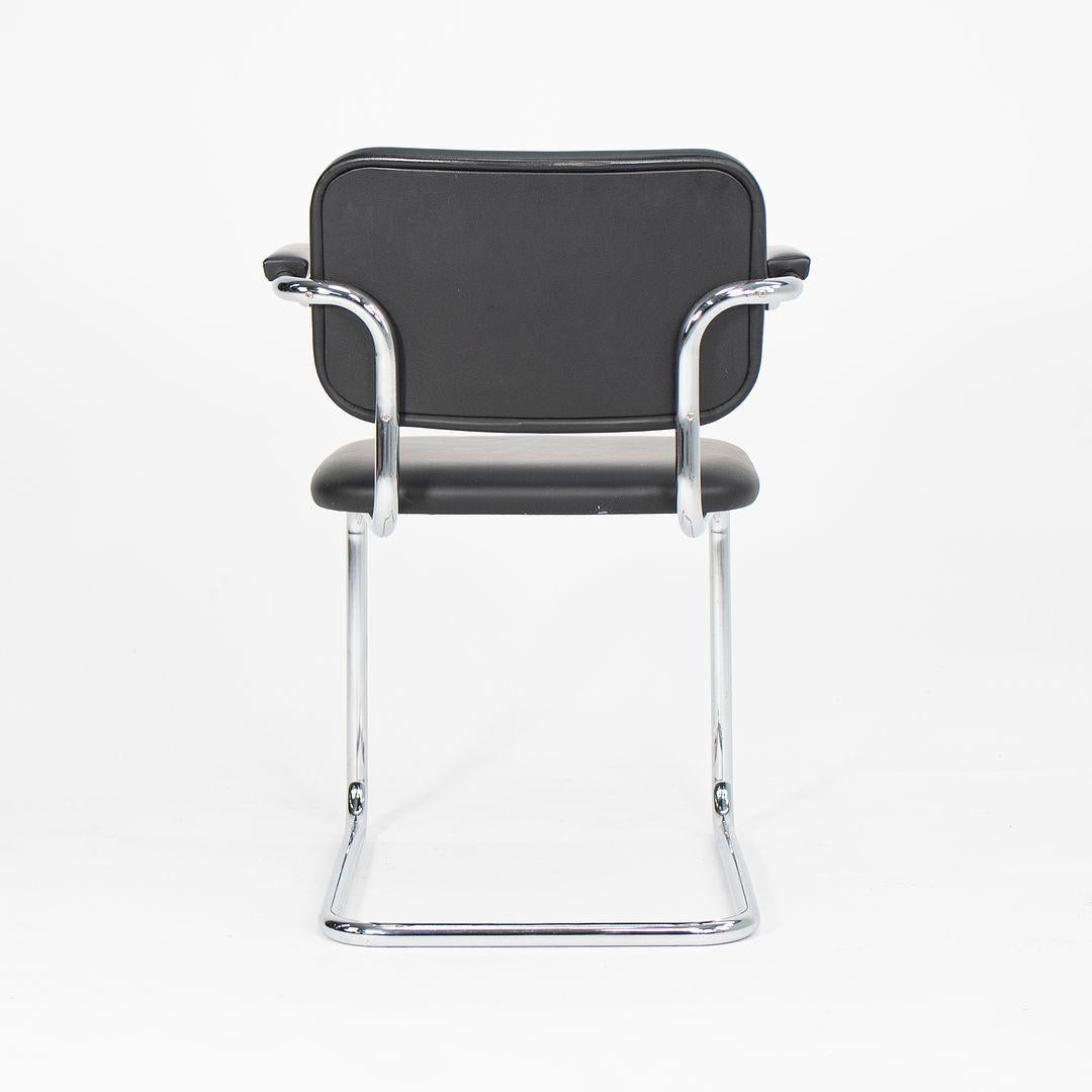 Moderne C. 2010 Paire de chaises à accoudoirs Cesca en cuir noir de Marcel Breuer pour Knoll en vente