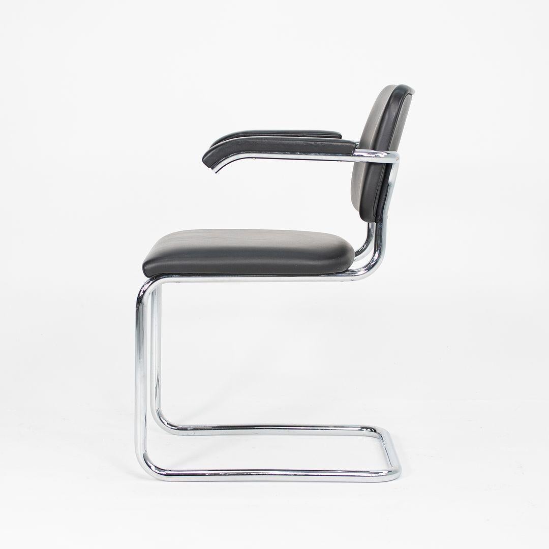 Américain C. 2010 Paire de chaises à accoudoirs Cesca en cuir noir de Marcel Breuer pour Knoll en vente