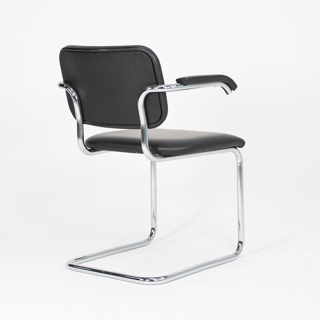 XXIe siècle et contemporain C. 2010 Paire de chaises à accoudoirs Cesca en cuir noir de Marcel Breuer pour Knoll en vente