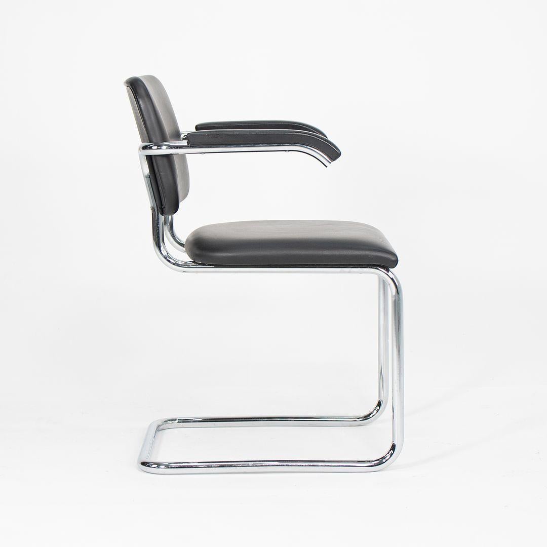 Acier C. 2010 Paire de chaises à accoudoirs Cesca en cuir noir de Marcel Breuer pour Knoll en vente