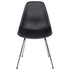 C. 2018 Eames DSX Plastic Shell Chair by Herman Miller in Plastic with H-Base (Chaise Eames DSX en plastique avec base en H)