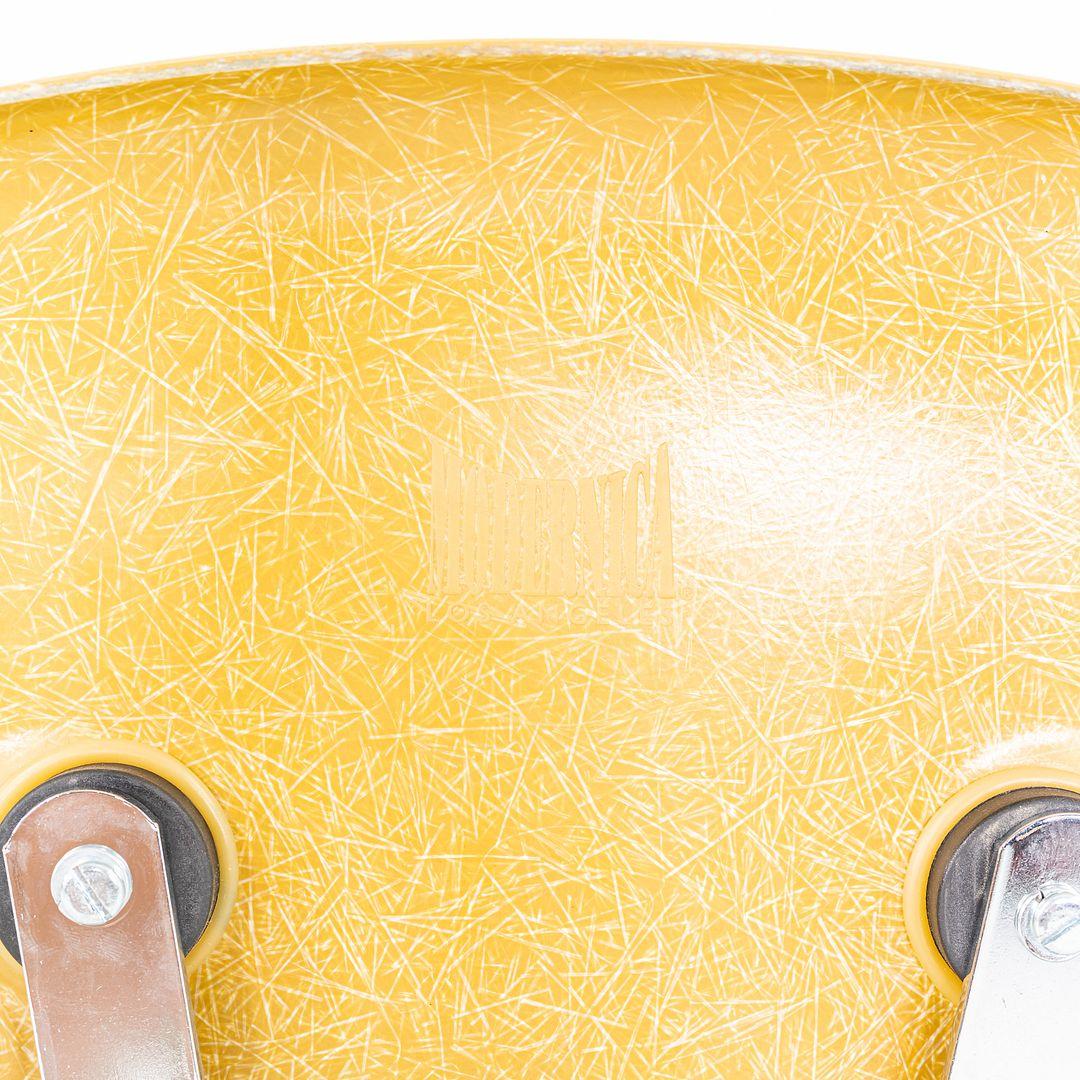 C. 2018 Eames Modernica Stacking Side / Dining Chair in Yellow Fiberglass (Chaise d'appoint / de salle à manger empilable en fibre de verre jaune) en vente 3