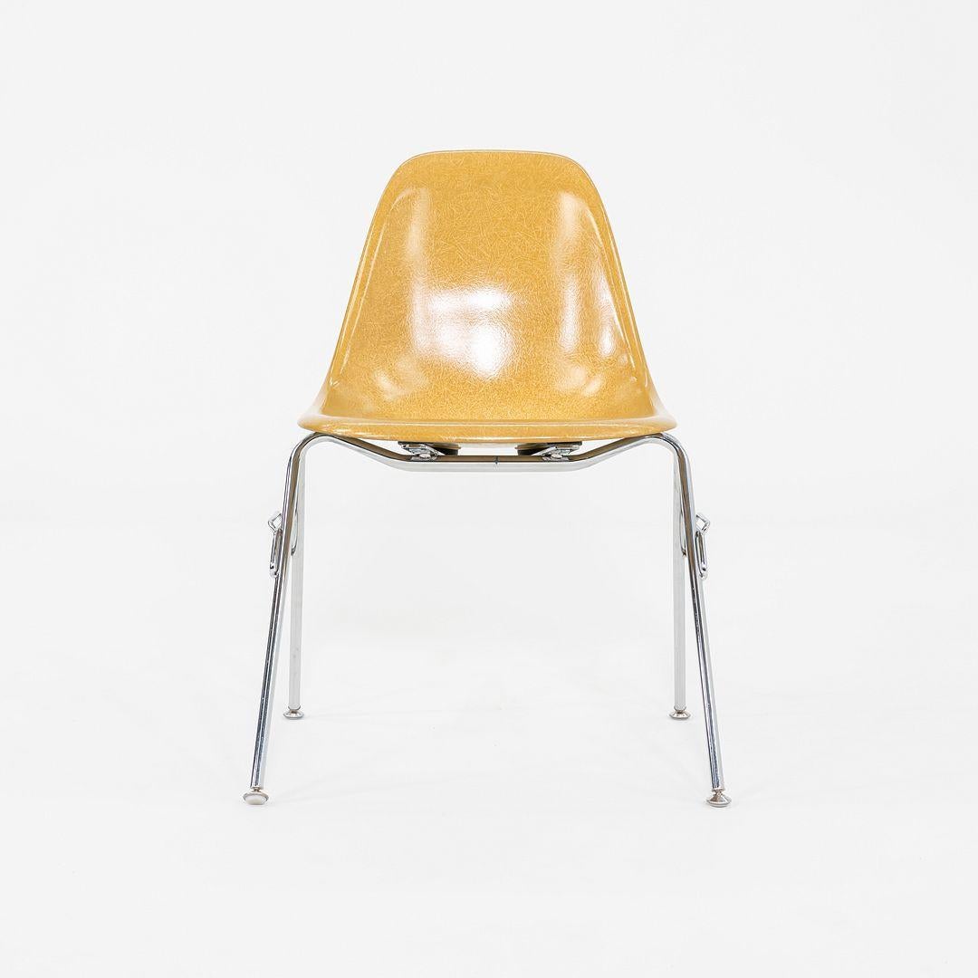 C. 2018 Eames Modernica Stacking Side / Dining Chair in Yellow Fiberglass (Chaise d'appoint / de salle à manger empilable en fibre de verre jaune) en vente 4