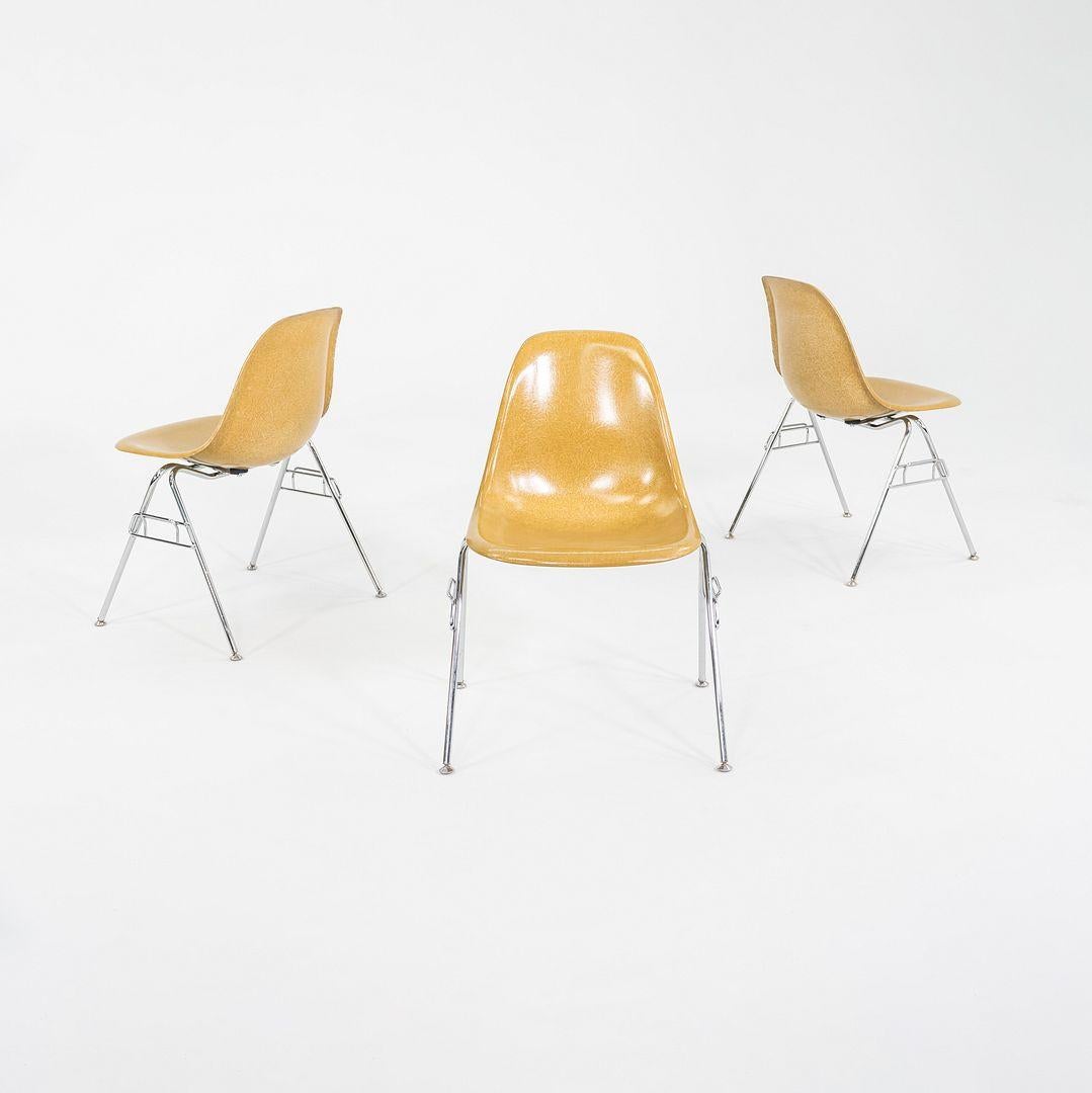 Il s'agit d'une chaise DSS, conçue à l'origine par Ray et Charles Eames dans les années 1950. Ces exemplaires ont été produits par Modernica à Los Angeles, Californie C. 2018. Les chaises sont composées d'une coque en fibre de verre jaune et d'une