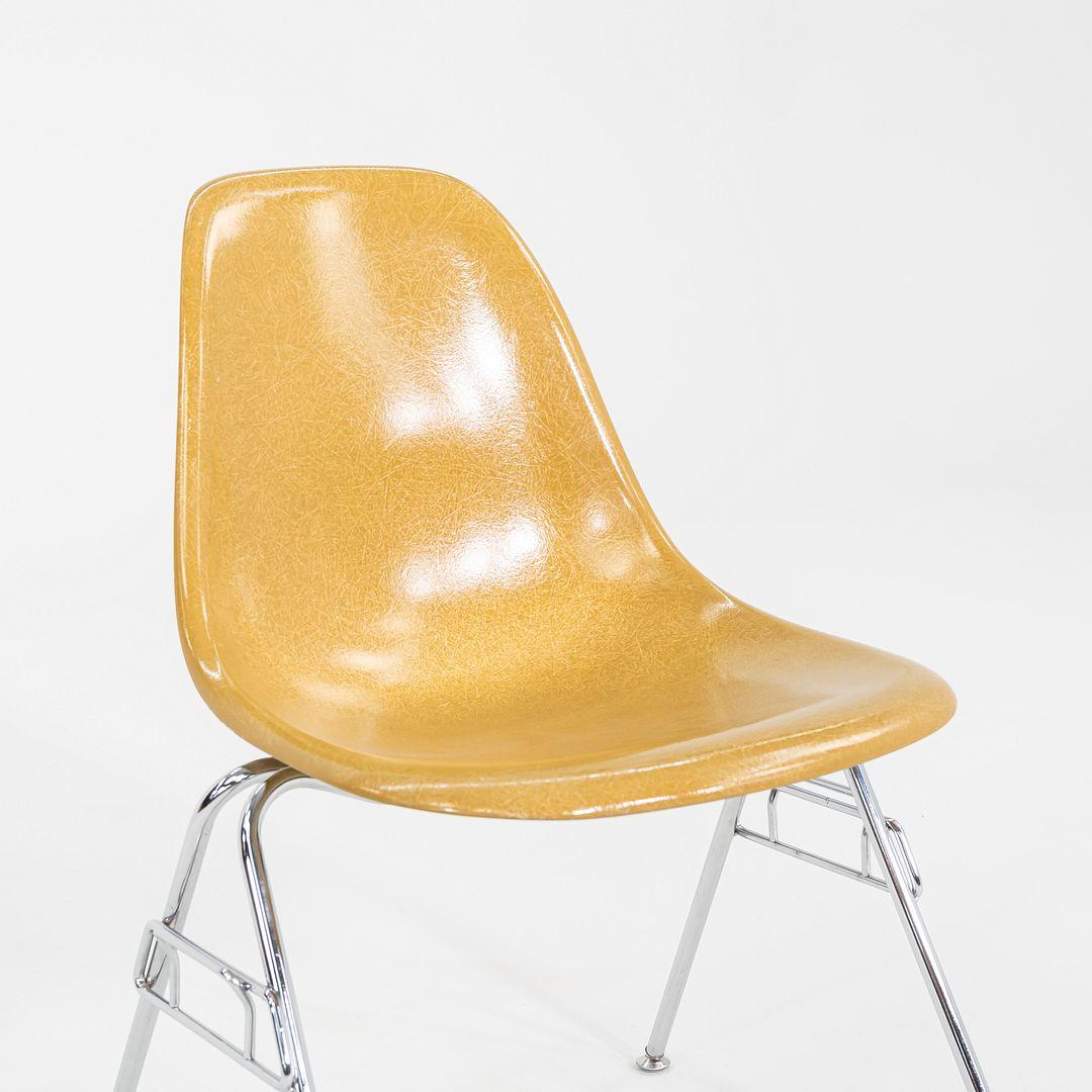 Moderne C. 2018 Eames Modernica Stacking Side / Dining Chair in Yellow Fiberglass (Chaise d'appoint / de salle à manger empilable en fibre de verre jaune) en vente