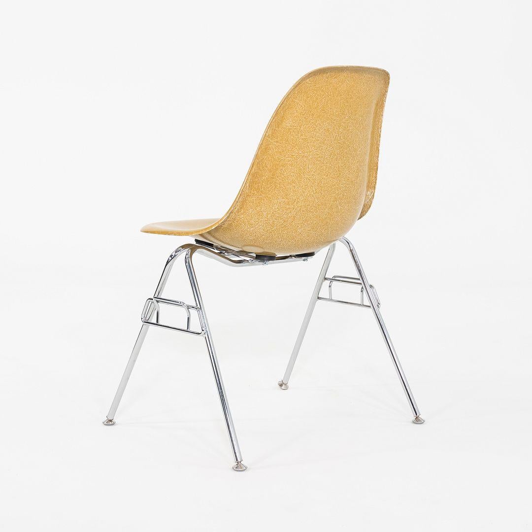 C. 2018 Eames Modernica Stacking Side / Dining Chair in Yellow Fiberglass (Chaise d'appoint / de salle à manger empilable en fibre de verre jaune) Bon état - En vente à Philadelphia, PA
