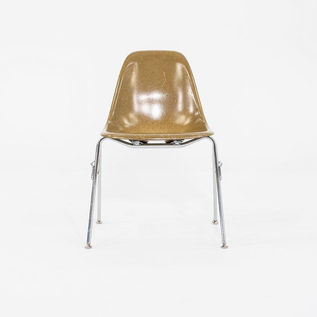 C. 2018 Ensemble de trois chaises d'appoint / de salle à manger empilables Eames Modernica en fibre de verre. en vente 3