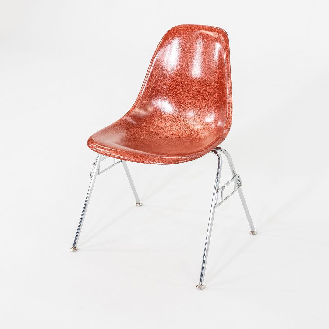C. 2018 Ensemble de trois chaises d'appoint / de salle à manger empilables Eames Modernica en fibre de verre. en vente 3