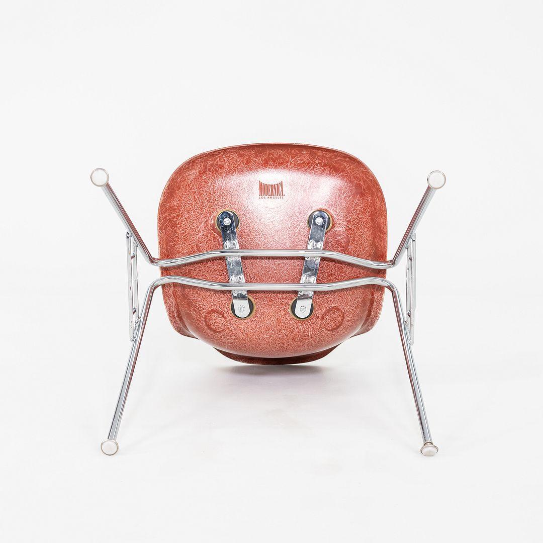 C. 2018 Ensemble de trois chaises d'appoint / de salle à manger empilables Eames Modernica en fibre de verre. en vente 4