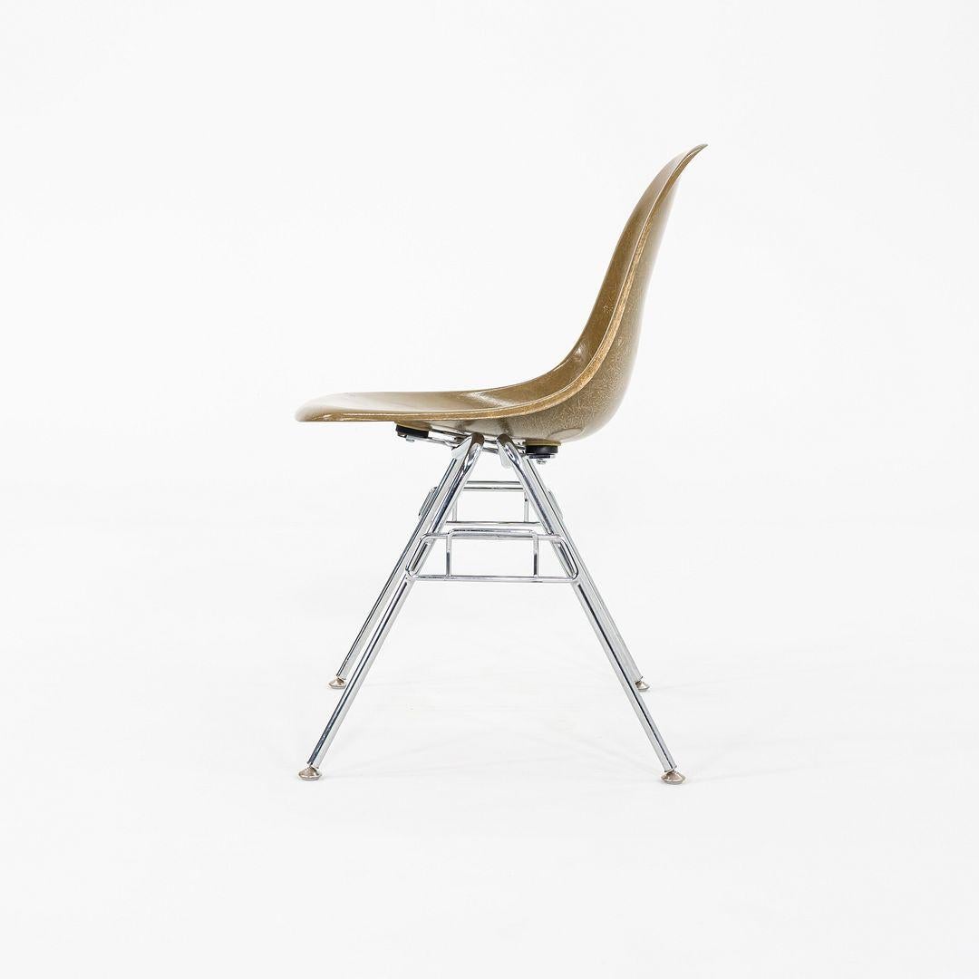 Moderne C. 2018 Ensemble de trois chaises d'appoint / de salle à manger empilables Eames Modernica en fibre de verre. en vente