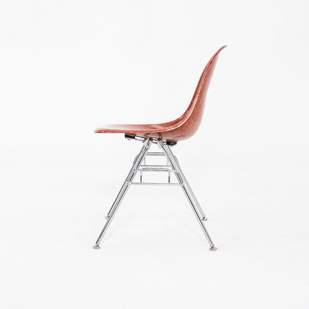 Moderne C. 2018 Ensemble de trois chaises d'appoint / de salle à manger empilables Eames Modernica en fibre de verre. en vente