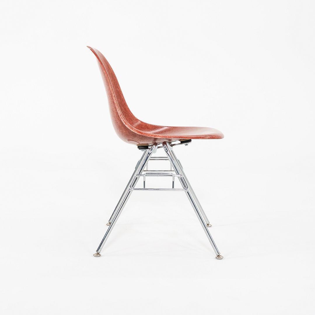 Américain C. 2018 Ensemble de trois chaises d'appoint / de salle à manger empilables Eames Modernica en fibre de verre. en vente