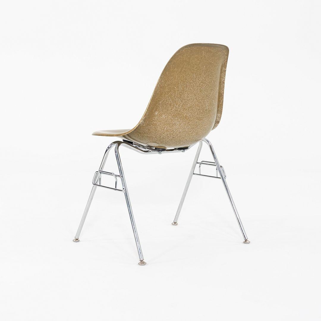 C. 2018 Ensemble de trois chaises d'appoint / de salle à manger empilables Eames Modernica en fibre de verre. Bon état - En vente à Philadelphia, PA