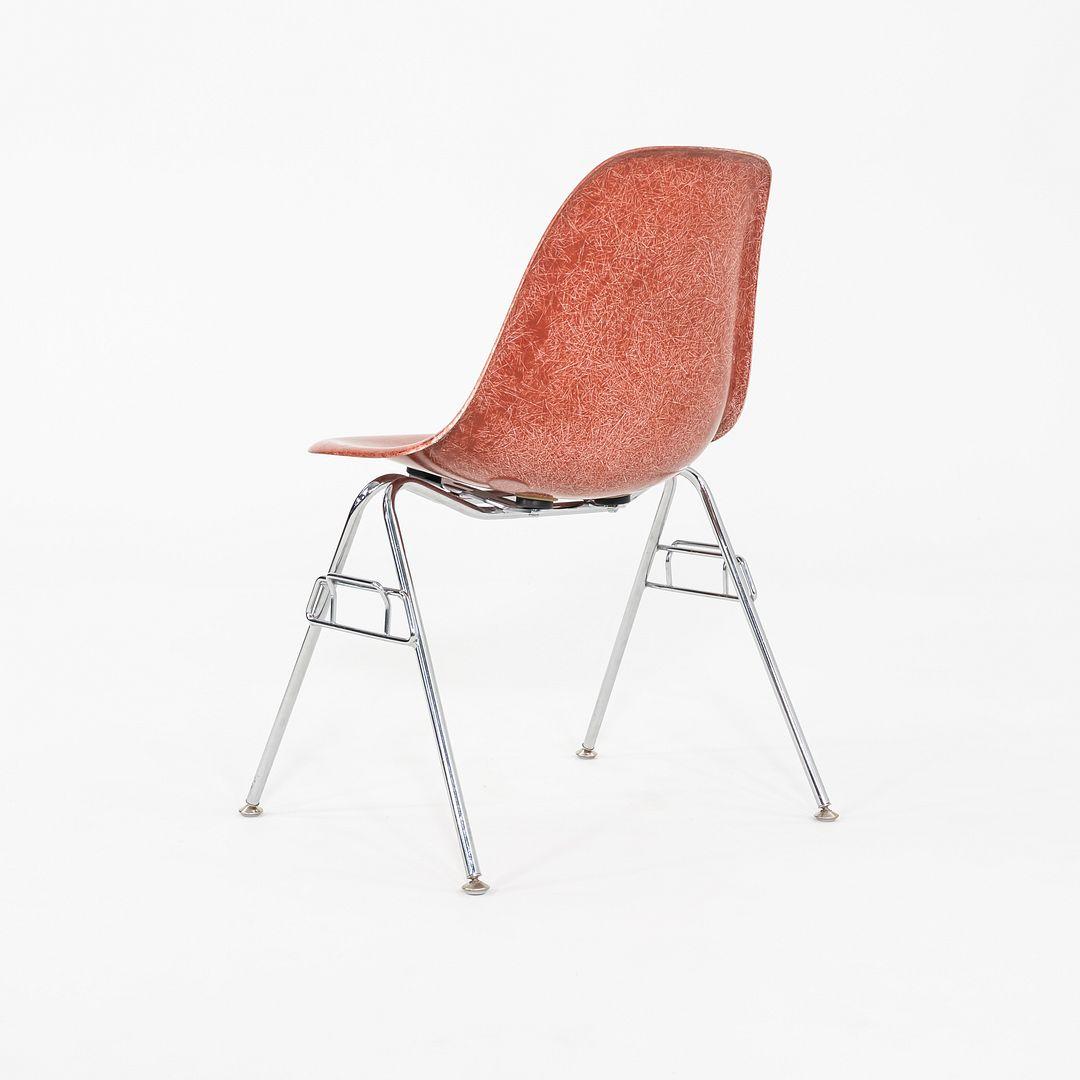 C. 2018 Ensemble de trois chaises d'appoint / de salle à manger empilables Eames Modernica en fibre de verre. Bon état - En vente à Philadelphia, PA