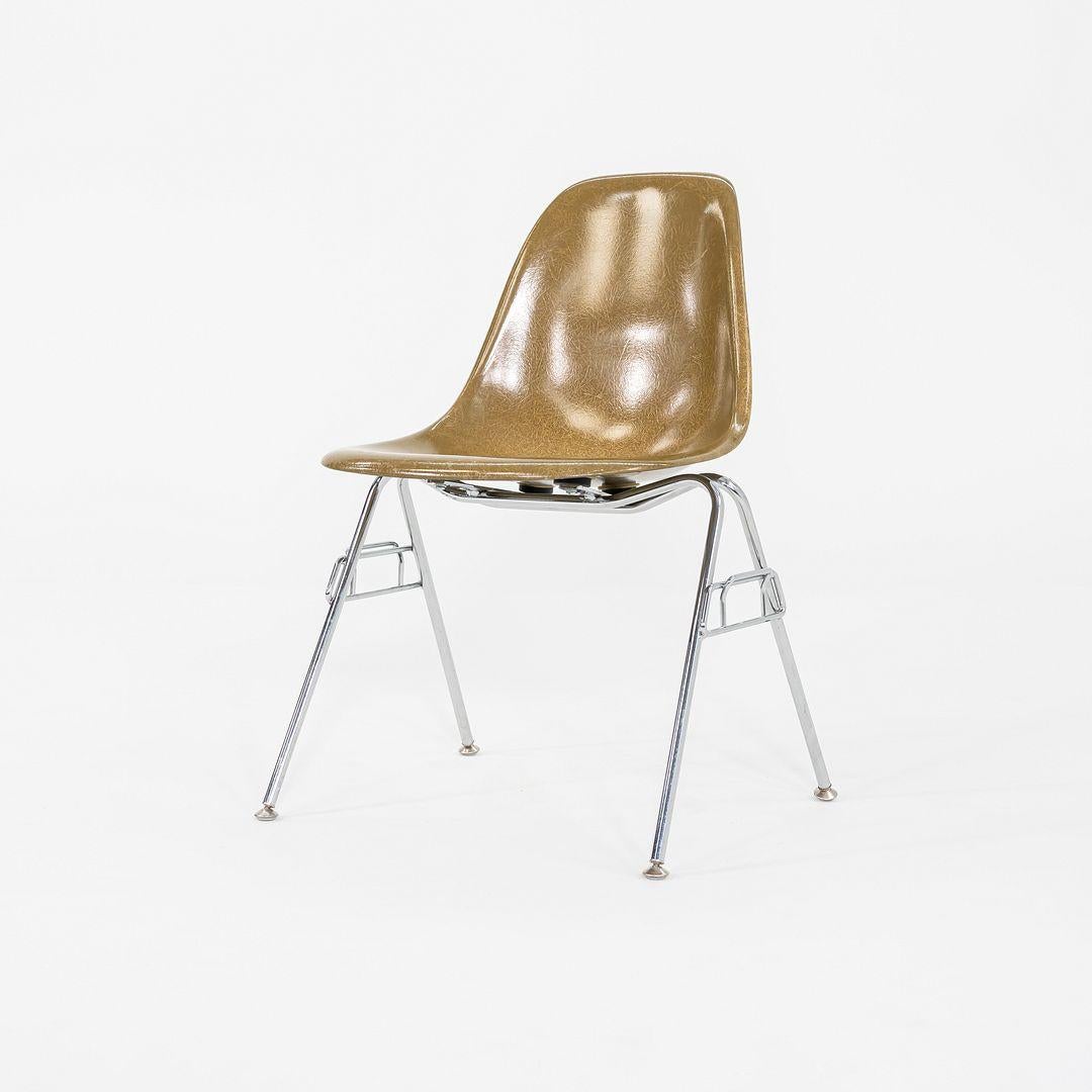 XXIe siècle et contemporain C. 2018 Ensemble de trois chaises d'appoint / de salle à manger empilables Eames Modernica en fibre de verre. en vente