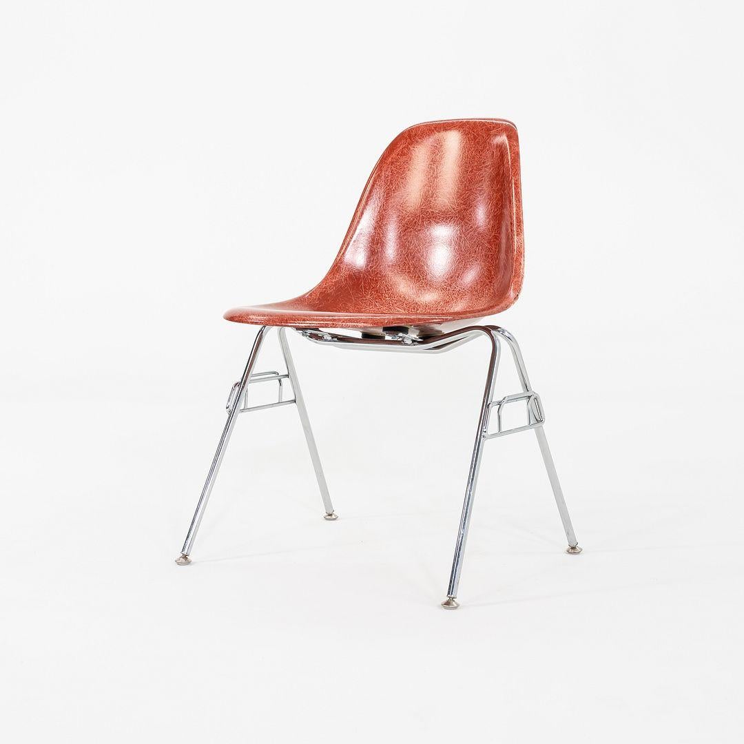 XXIe siècle et contemporain C. 2018 Ensemble de trois chaises d'appoint / de salle à manger empilables Eames Modernica en fibre de verre. en vente
