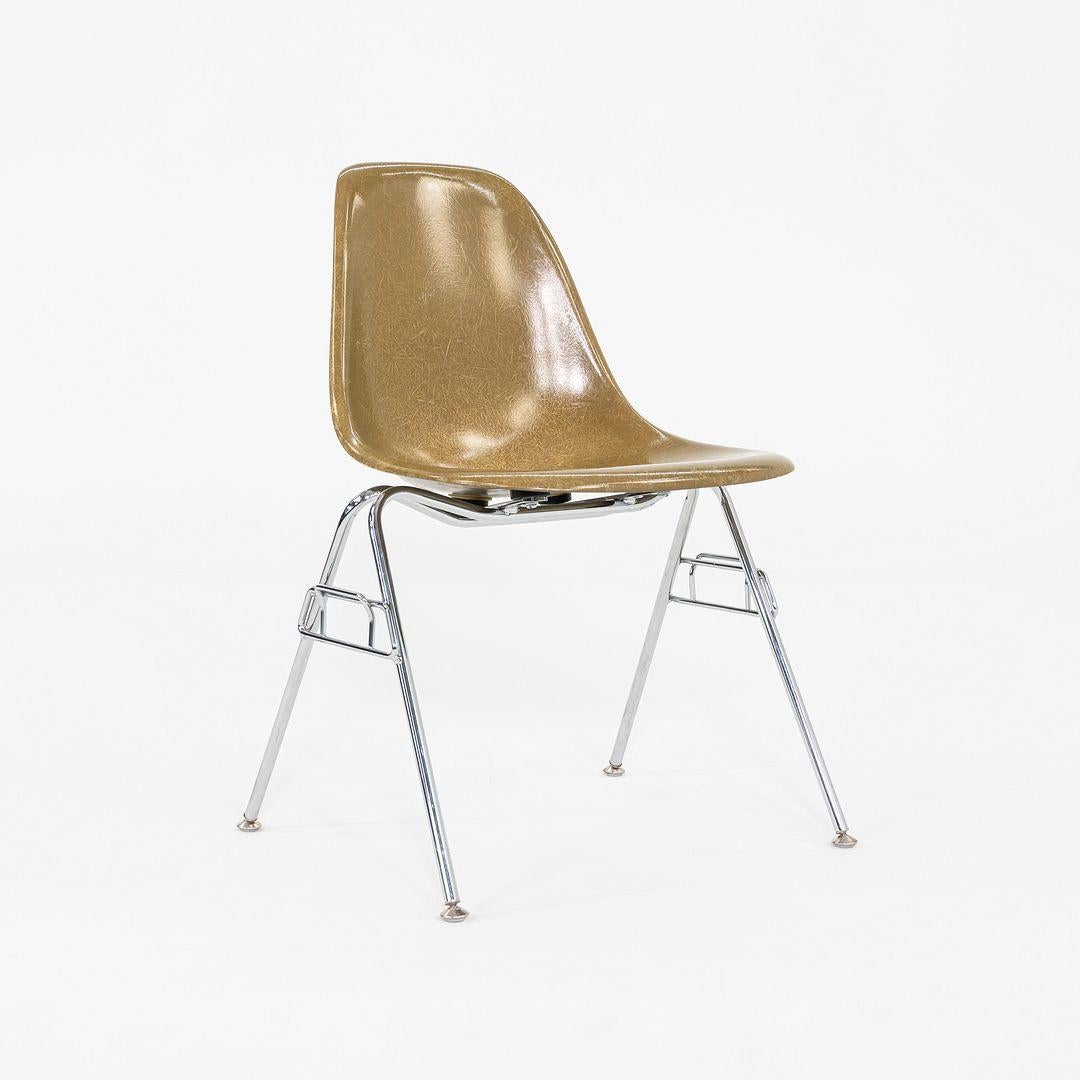 Fibre de verre C. 2018 Ensemble de trois chaises d'appoint / de salle à manger empilables Eames Modernica en fibre de verre. en vente