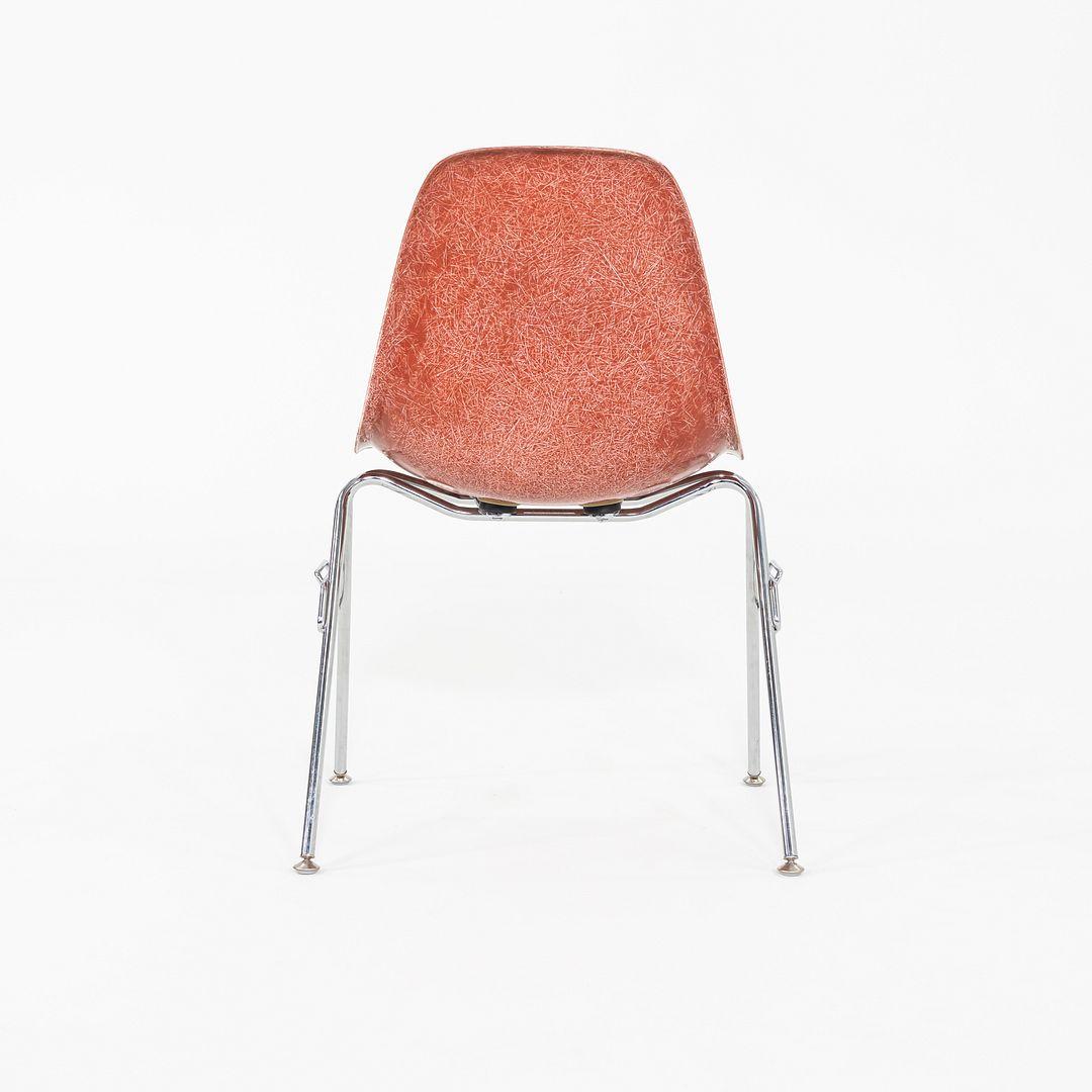 Fibre de verre C. 2018 Ensemble de trois chaises d'appoint / de salle à manger empilables Eames Modernica en fibre de verre. en vente
