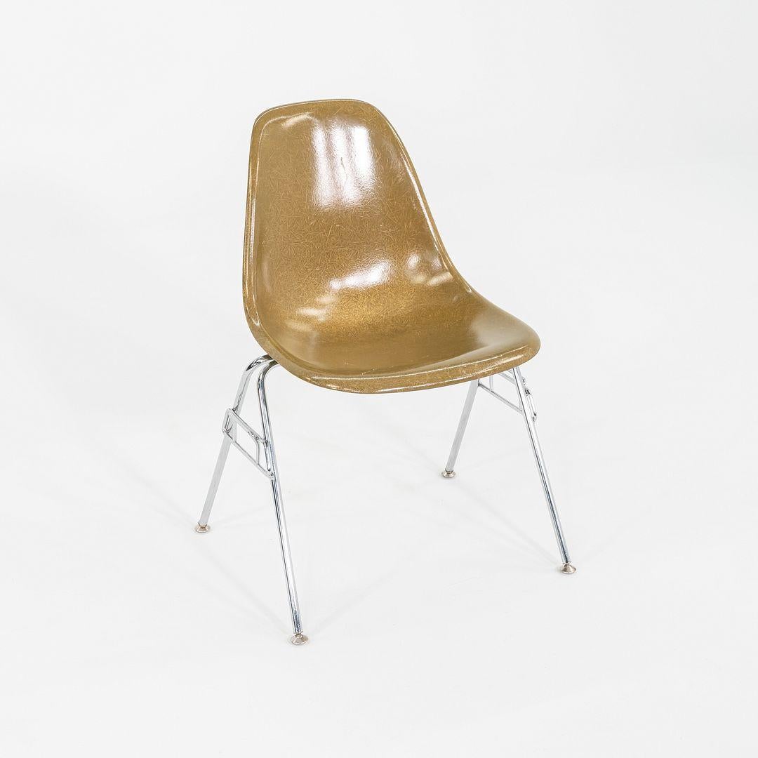 C. 2018 Ensemble de trois chaises d'appoint / de salle à manger empilables Eames Modernica en fibre de verre. en vente 1