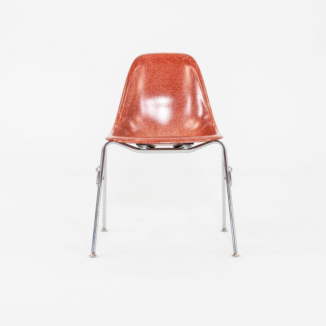 C. 2018 Ensemble de trois chaises d'appoint / de salle à manger empilables Eames Modernica en fibre de verre. en vente 1