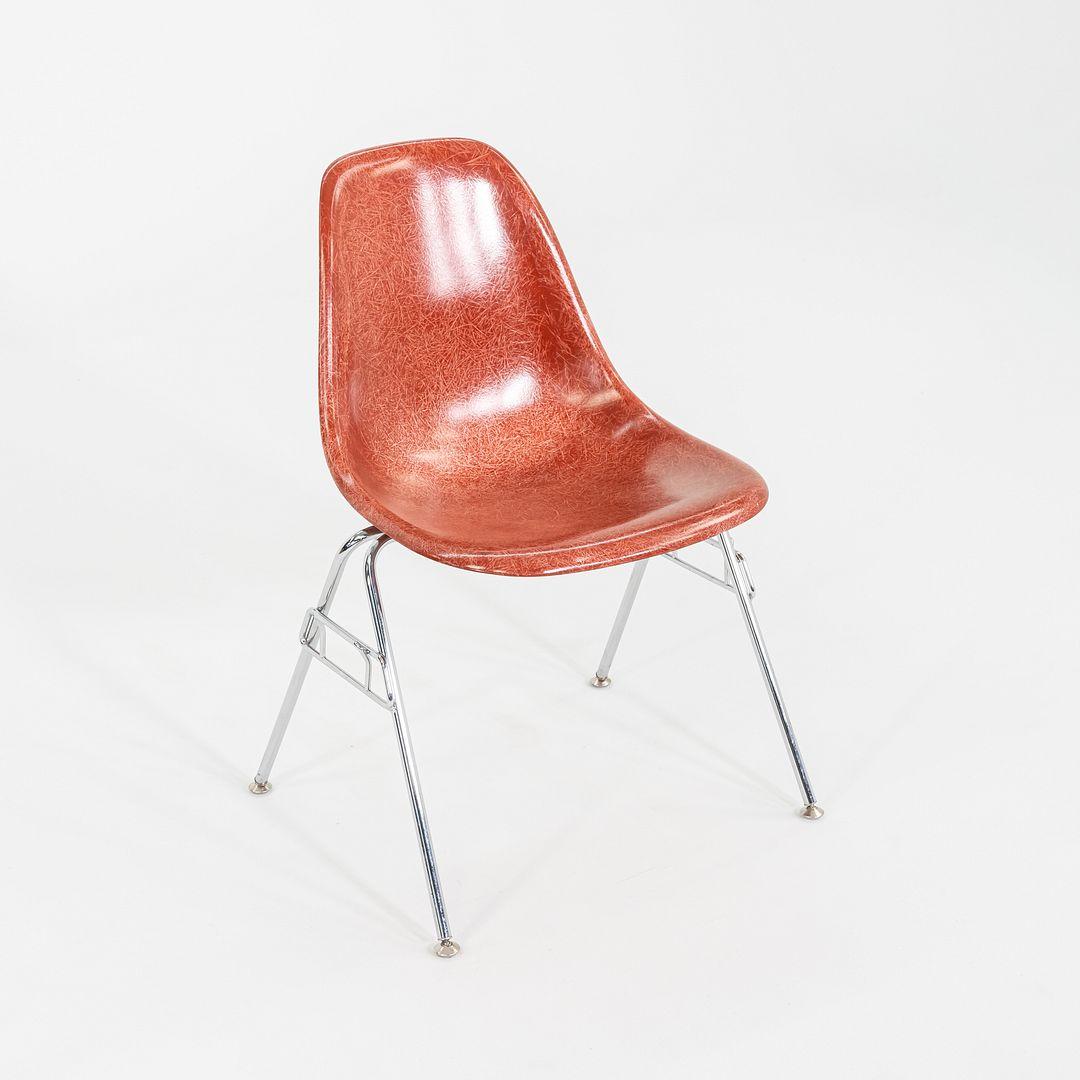 C. 2018 Ensemble de trois chaises d'appoint / de salle à manger empilables Eames Modernica en fibre de verre. en vente 2