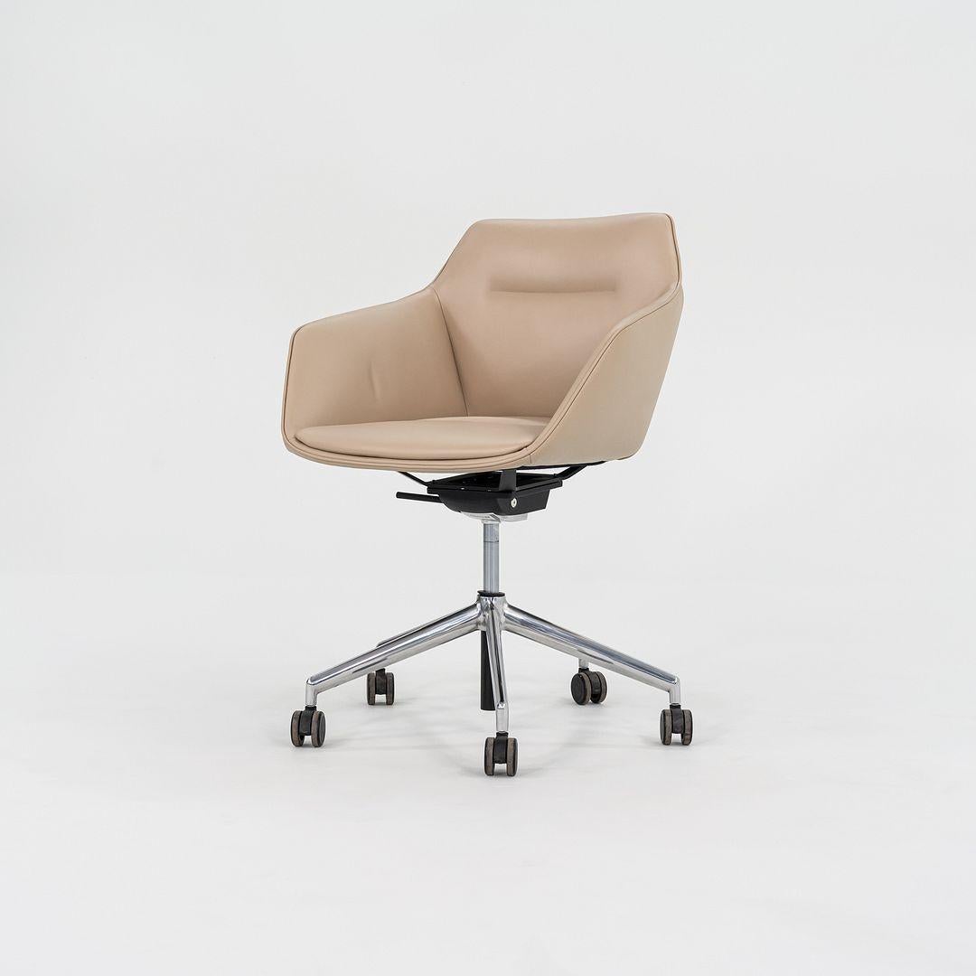Dies ist ein Sachet Conference Desk Chair, der ursprünglich von Markus Jehs und Jürgen Laub im Jahr 2017 entworfen wurde. Diese Exemplare stammen aus dem Jahr 2019, und wir haben fünf Stühle zum Kauf angeboten. Der angegebene Preis beinhaltet einen