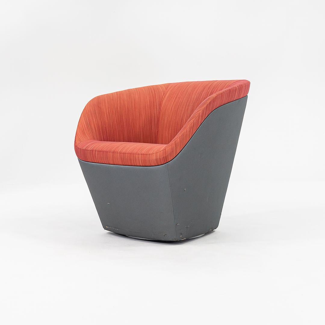 Dies ist ein Paar 'ÄòSoft'Äô Swivel Lounge Chairs, Modell 2010, entworfen von Jehs und Laub für Davis Furniture im Jahr 2018. Der angegebene Preis beinhaltet den Satz von zwei Stühlen. Ihr Design zeichnet sich durch eine runde Silhouette mit einer