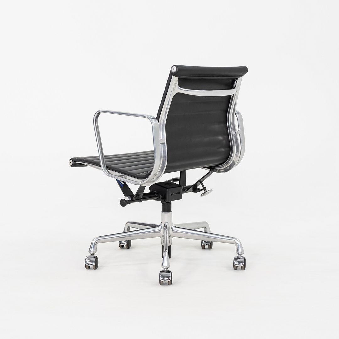 C. 2020 Chaise de bureau de gestion de groupe en aluminium Eames d'Herman Miller, en noir en vente 3