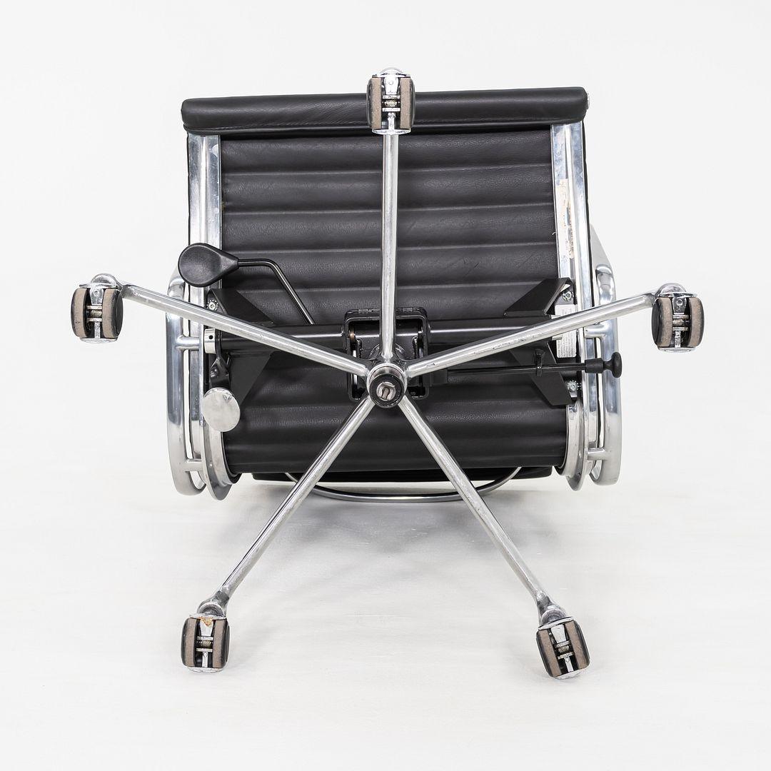 C. 2020 Chaise de bureau de gestion de groupe en aluminium Eames d'Herman Miller, en noir en vente 5