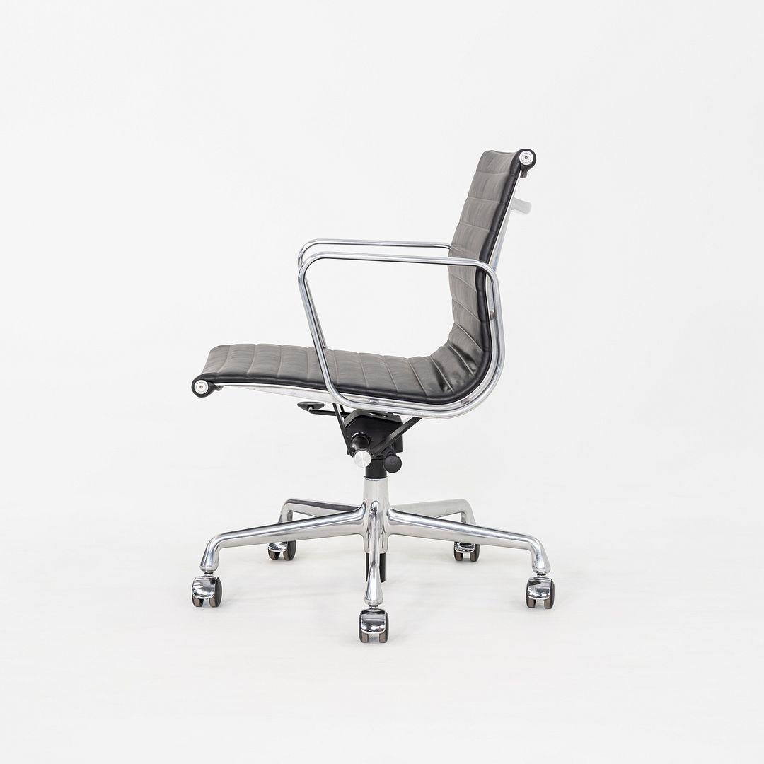 Il s'agit d'une chaise Eames Aluminum Group Management Chair, modèle EA335, conçue à l'origine par Charles et Ray Eames pour Herman Miller en 1958. Cet exemplaire a été produit en C.I.C. 2020. Le design comprend un cadre en aluminium solide mais