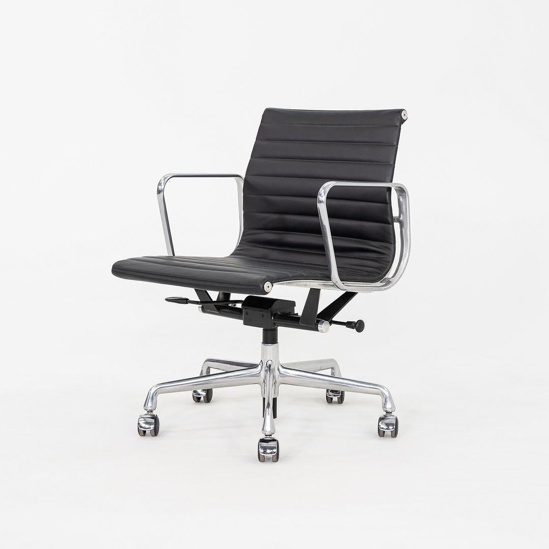 Moderne C. 2020 Chaise de bureau de gestion de groupe en aluminium Eames d'Herman Miller, en noir en vente