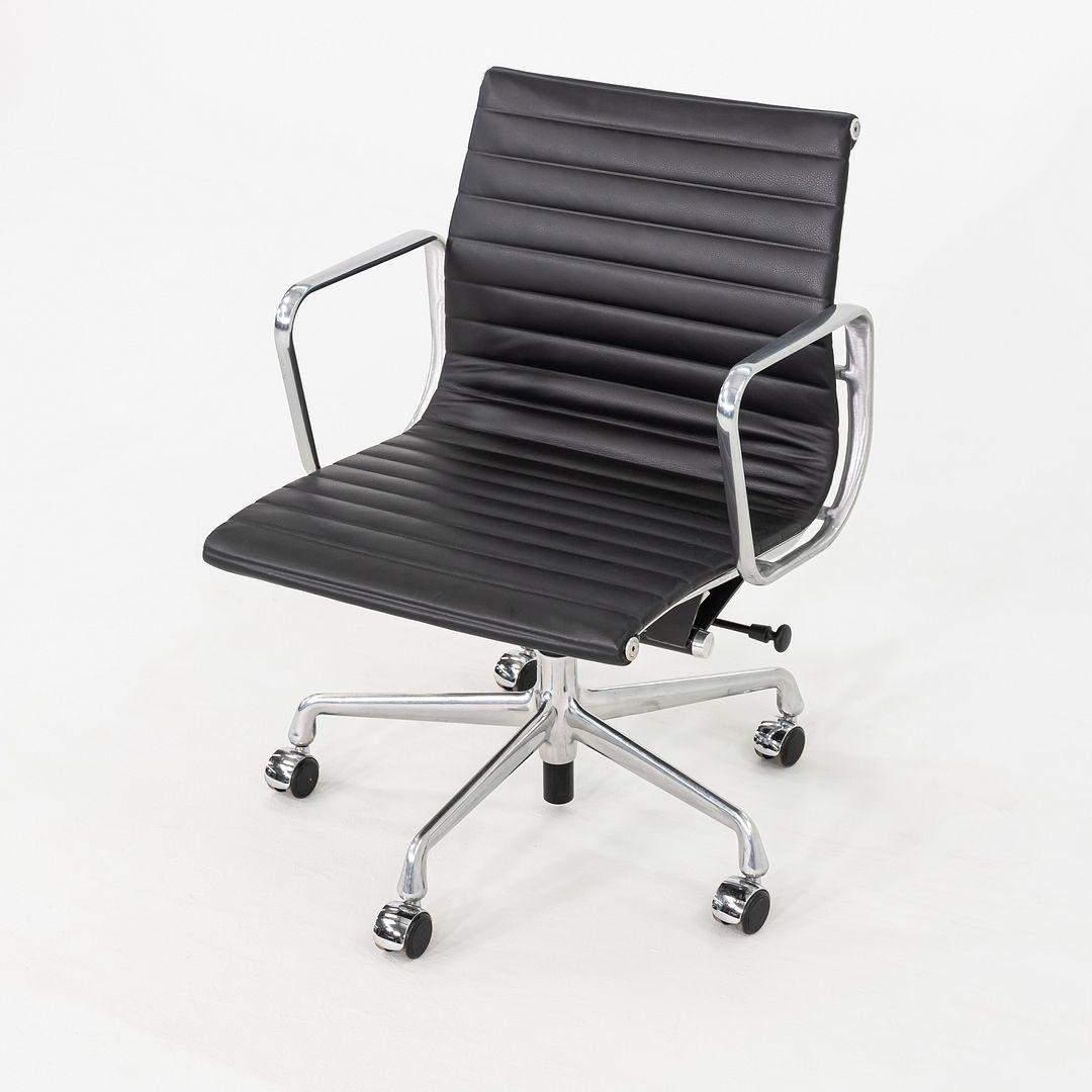 Américain C. 2020 Chaise de bureau de gestion de groupe en aluminium Eames d'Herman Miller, en noir en vente