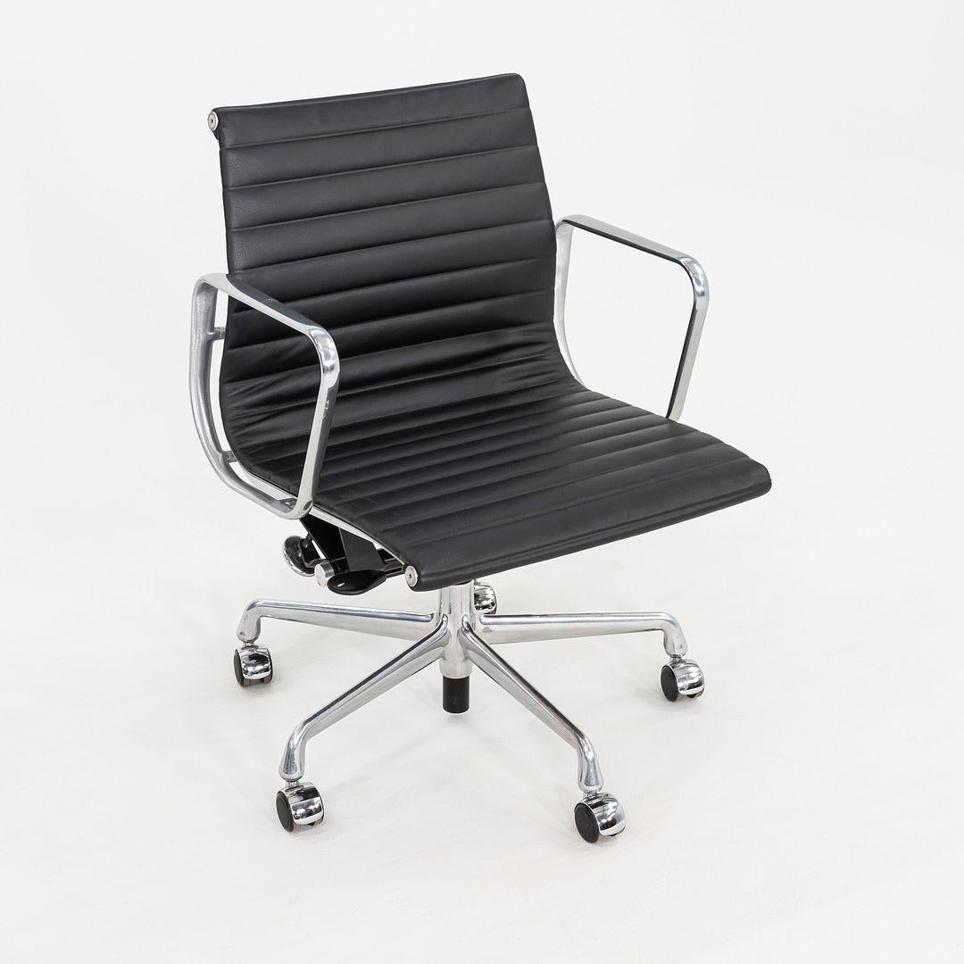C. 2020 Chaise de bureau de gestion de groupe en aluminium Eames d'Herman Miller, en noir Bon état - En vente à Philadelphia, PA