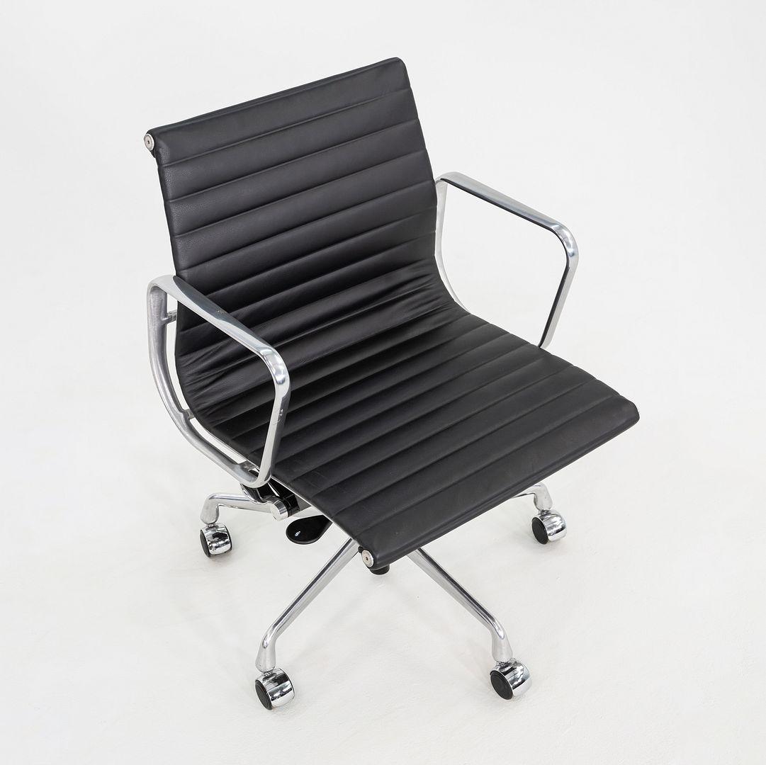 XXIe siècle et contemporain C. 2020 Chaise de bureau de gestion de groupe en aluminium Eames d'Herman Miller, en noir en vente
