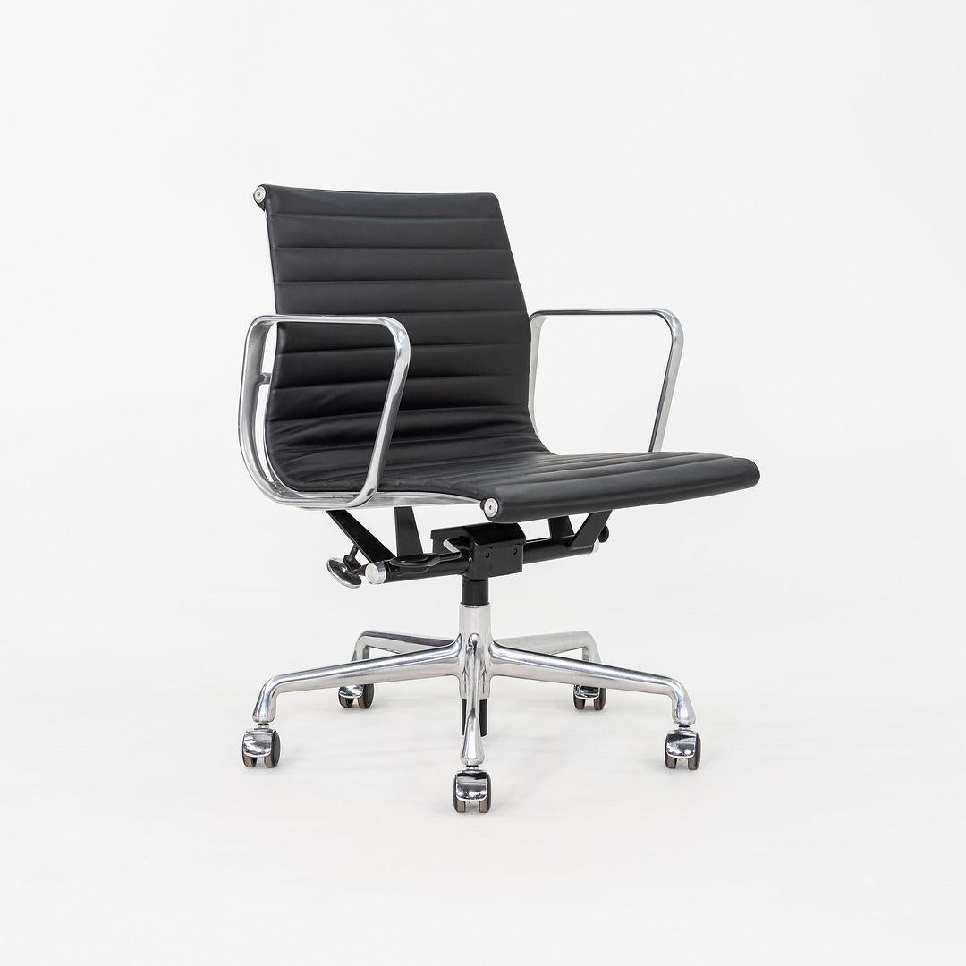 Aluminium C. 2020 Chaise de bureau de gestion de groupe en aluminium Eames d'Herman Miller, en noir en vente