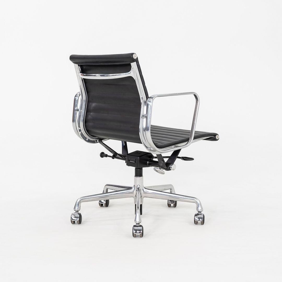 C. 2020 Chaise de bureau de gestion de groupe en aluminium Eames d'Herman Miller, en noir en vente 1