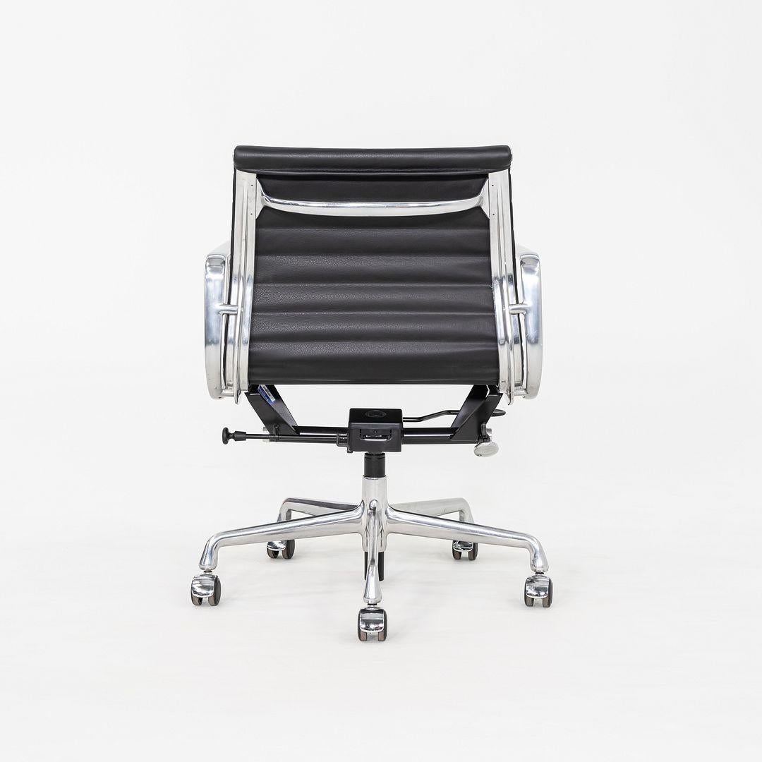 C. 2020 Chaise de bureau de gestion de groupe en aluminium Eames d'Herman Miller, en noir en vente 2