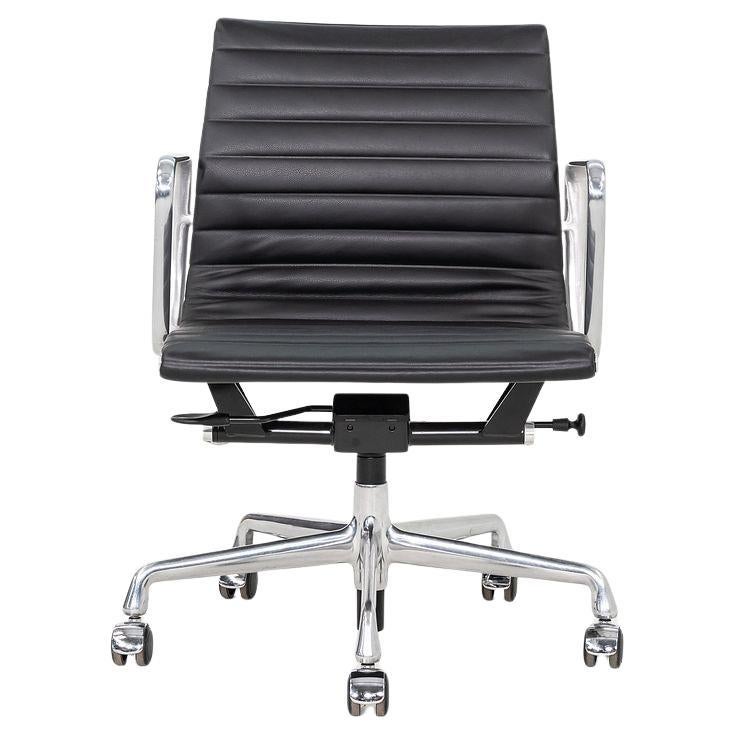 C. 2020 Herman Miller Eames Aluminum Group Management Desk Chair in Black