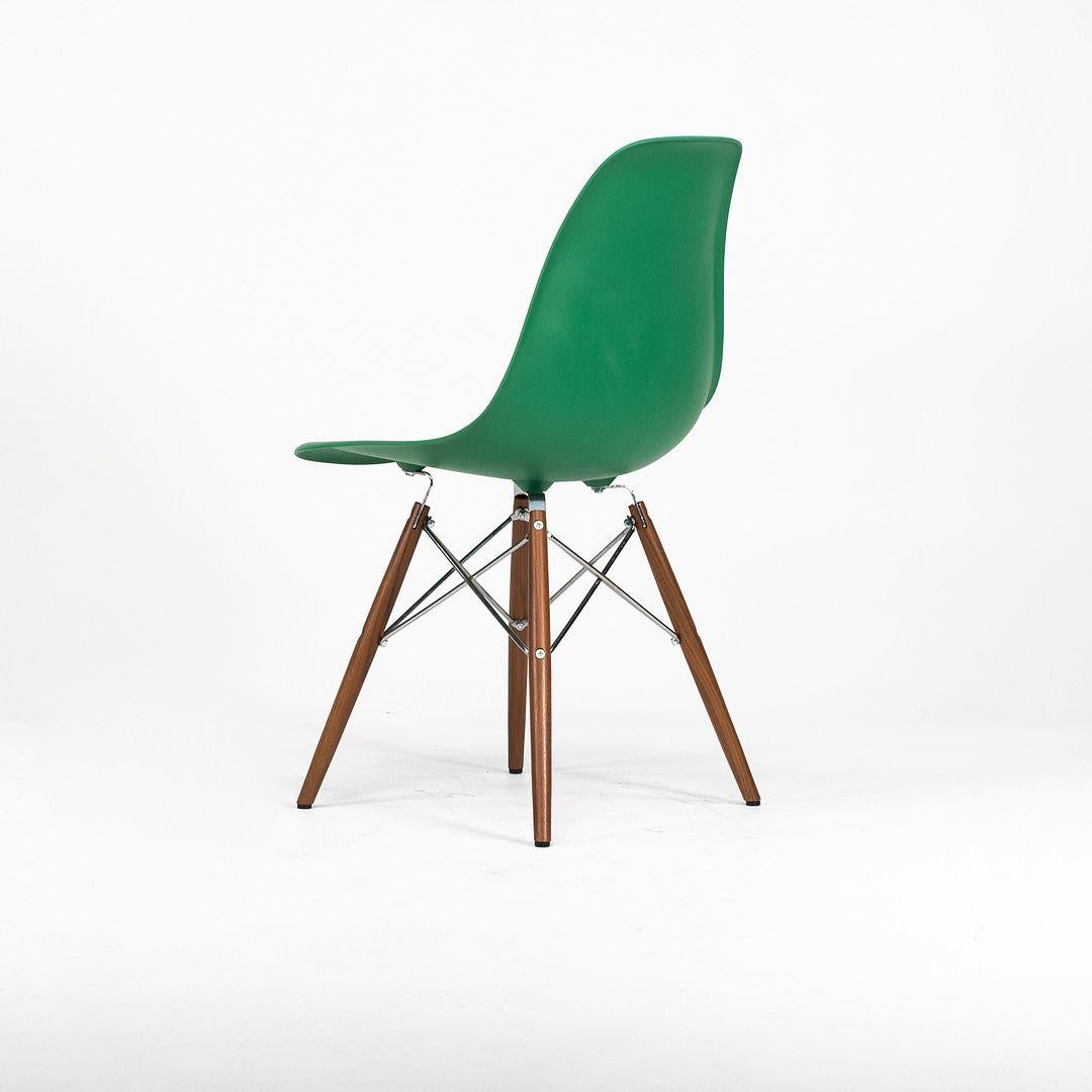 Il s'agit d'une chaise Eames DSW à coque en plastique, conçue à l'origine par Ray et Charles Eames en 1950. Cet exemplaire particulier a été produit par Herman Miller aux Etats-Unis C.C. 2020. L'assise est constituée d'une coque en plastique moulé