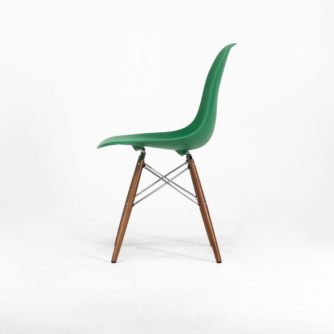 Moderne C. 2020 Chaise à coque en plastique Eames d'Herman Miller avec base à chevilles en noyer en vente