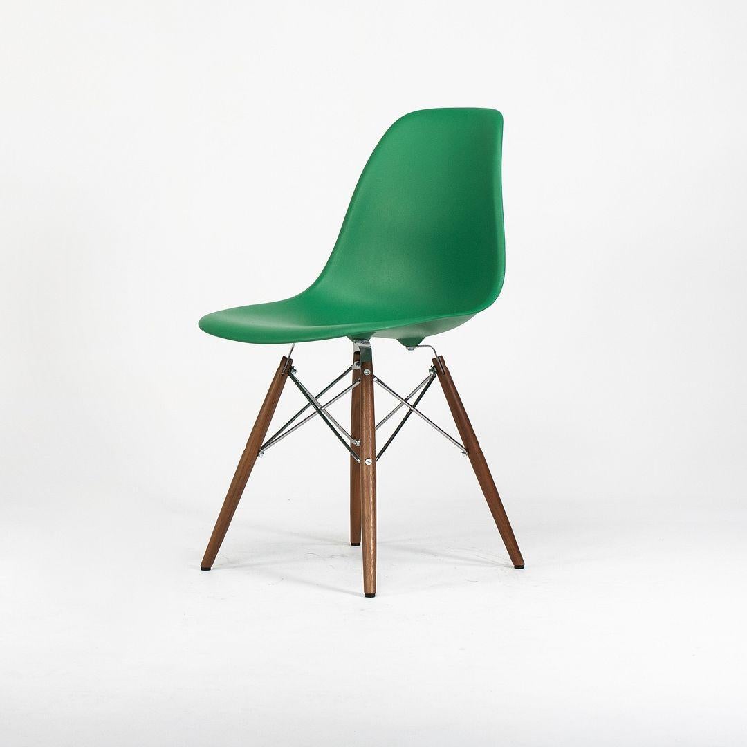 Américain C. 2020 Chaise à coque en plastique Eames d'Herman Miller avec base à chevilles en noyer en vente