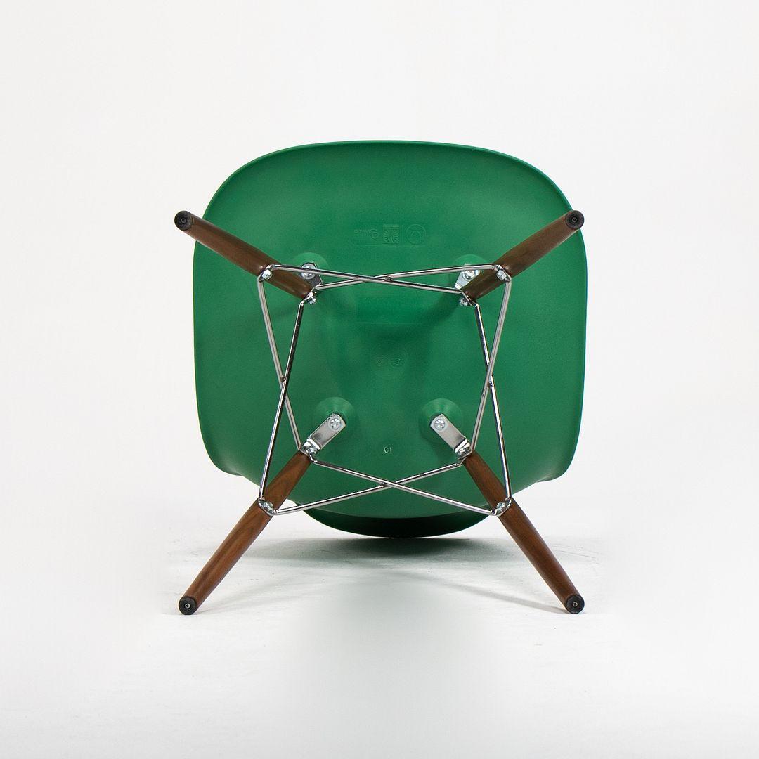 XXIe siècle et contemporain C. 2020 Chaise à coque en plastique Eames d'Herman Miller avec base à chevilles en noyer en vente