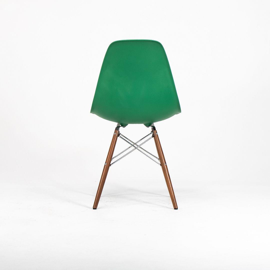 Fibre de verre C. 2020 Chaise à coque en plastique Eames d'Herman Miller avec base à chevilles en noyer en vente
