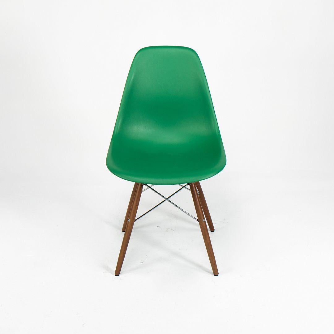 C. 2020 Chaise à coque en plastique Eames d'Herman Miller avec base à chevilles en noyer en vente 2