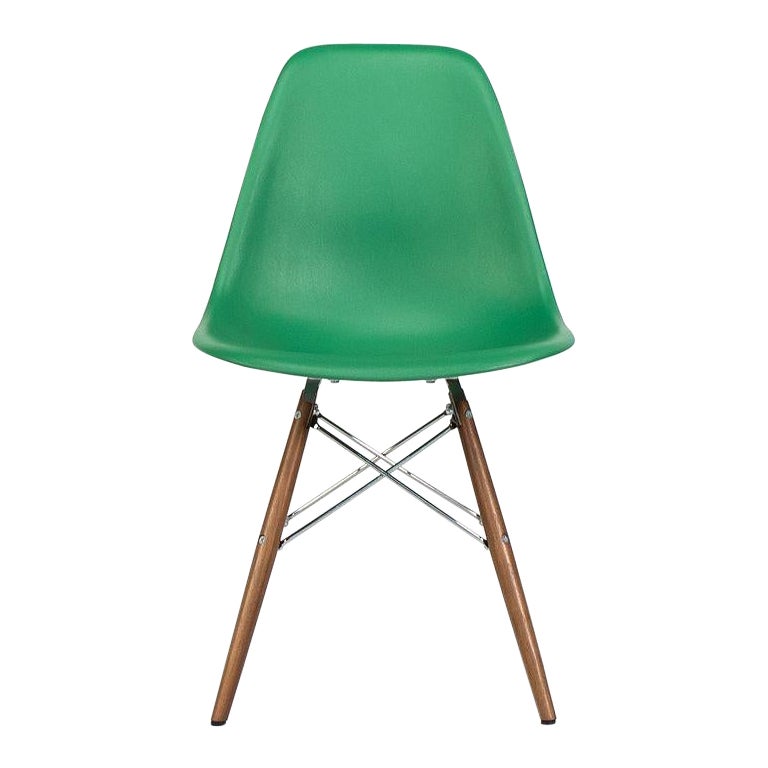 C. 2020 Chaise à coque en plastique Eames d'Herman Miller avec base à chevilles en noyer